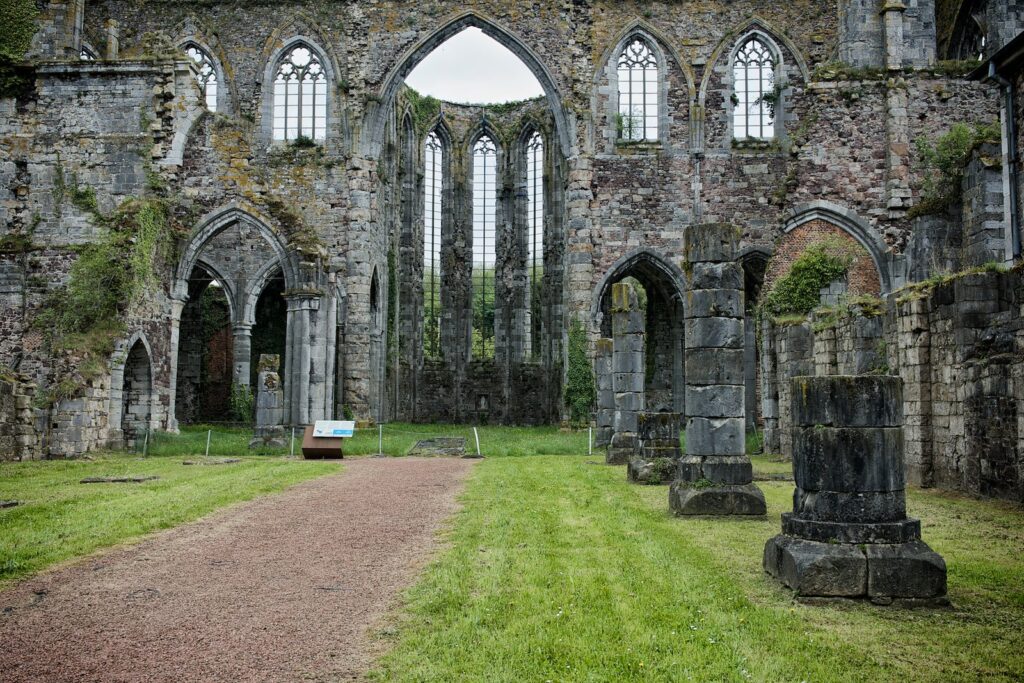Aulne Abbey ruins - Aulne Abbey, a historical landmark in the Valley of Peace